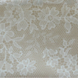 Kép 2/2 - Viaszos vászon, bézs alapon, fehér csipke virág mintázattal