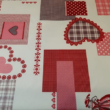 Kép 2/2 - Holiday asztalterítő szívecske mintával, piros