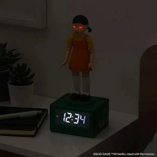 Squid Game Young‑Hee digitális ébresztőóra