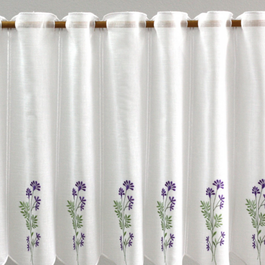 Fehér fényáteresztő vitrázs függöny, lila színű virágos díszítéssel 60 cm