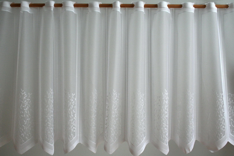 Fényáteresztő vitrázs függöny fehér apró virágos díszítéssel 60 cm