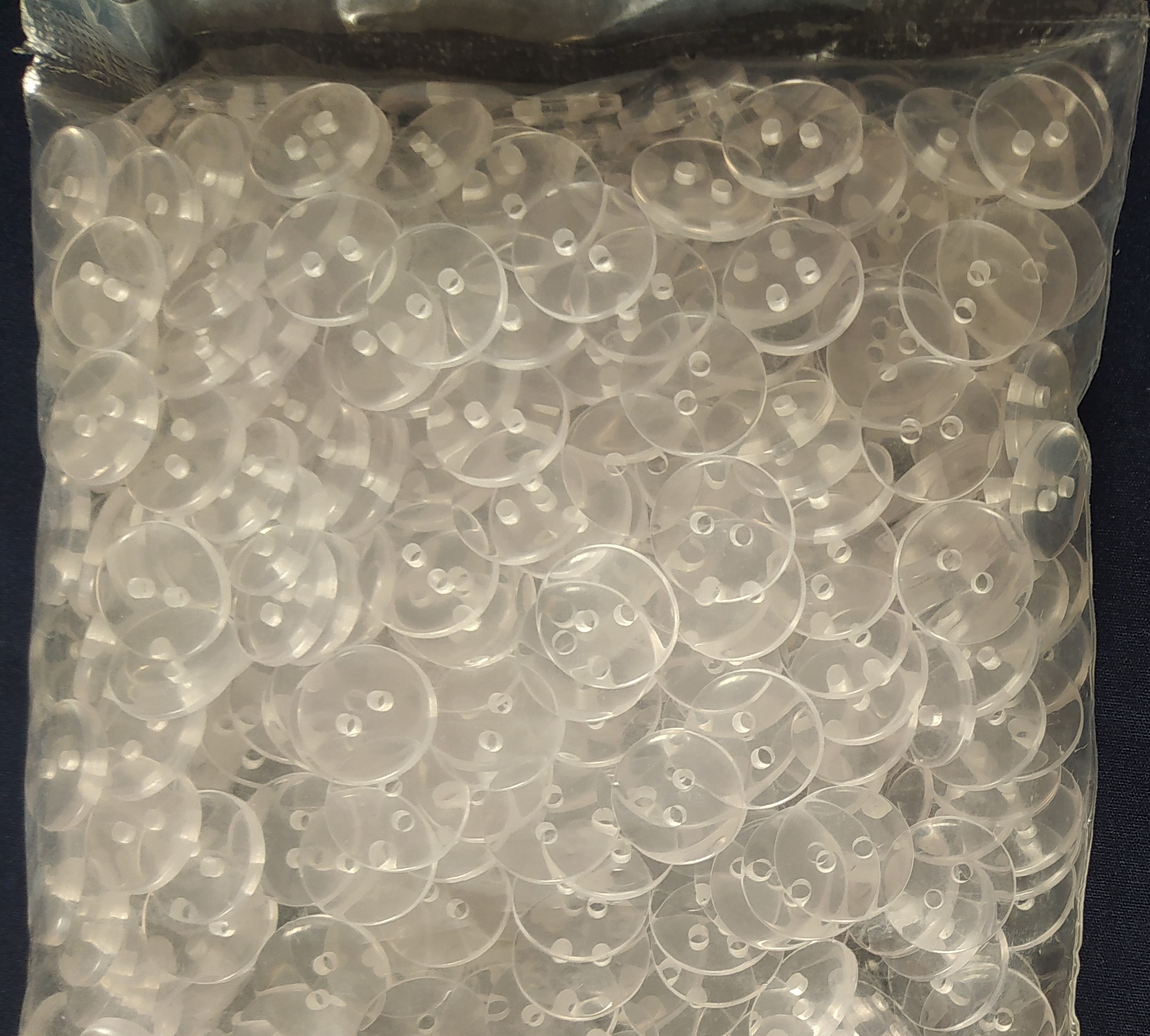 Műanyag áttetsző kétlyukú gomb 15 mm