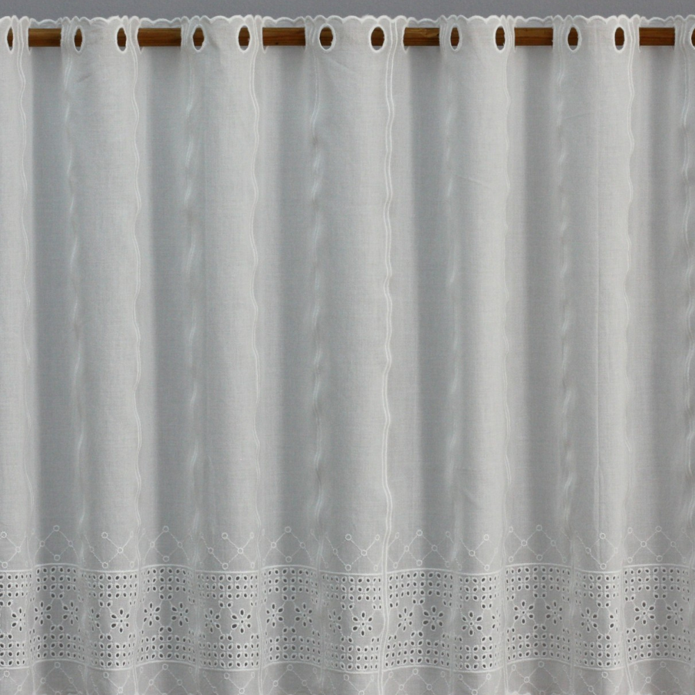 Fehér fényáteresztő vitrázs függöny, fehér hímzett díszítéssel 90 cm